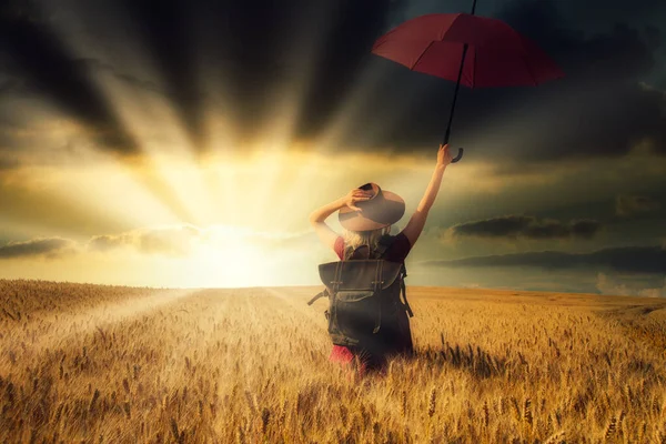 Buğday Tarlasında Şemsiyeli Sırt Çantalı Sarışın Kız — Stok fotoğraf