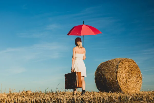 Blonde Fille Avec Valise Parapluie Est Rester Par Une Botte — Photo