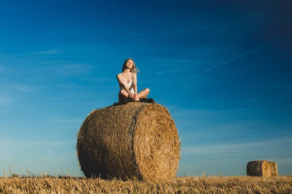 Blondýny Dívka Sedí Válcované Kupce Sena Poli Západu Slunce — Stock fotografie