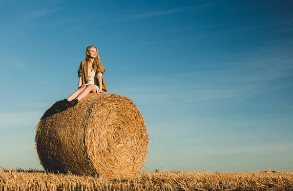 Rubia Chica Sentado Rollo Haystack Campo Puesta Del Sol Tiempo —  Fotos de Stock