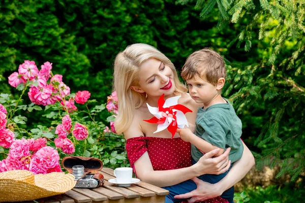 Mãe Filho Sentados Mesa Jardim Primavera — Fotografia de Stock