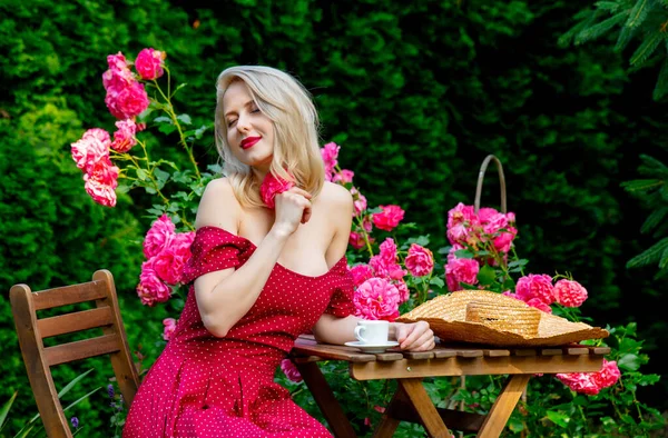 Krásná Blondýna Dívka Červených Šatech Pití Kávy Zahradě — Stock fotografie