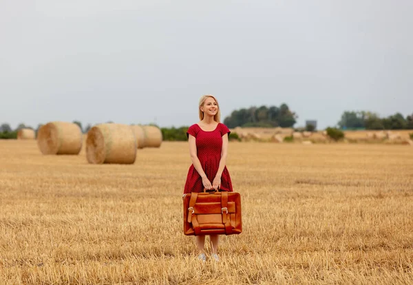 Rubia Vestido Rojo Con Maleta Campo Trigo Antes Lluvia —  Fotos de Stock