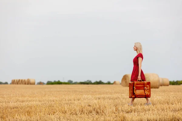 Rubia Vestido Rojo Con Maleta Campo Trigo Antes Lluvia —  Fotos de Stock