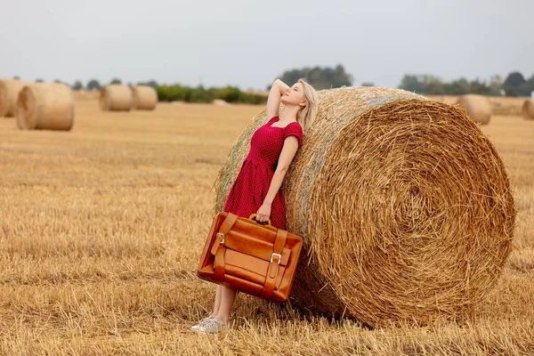 Blond Röd Klänning Med Resväska Ett Vetefält Innan Regnet — Stockfoto