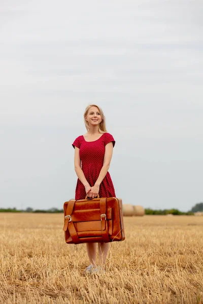 Blond Een Rode Jurk Met Koffer Een Tarweveld Voor Regen — Stockfoto