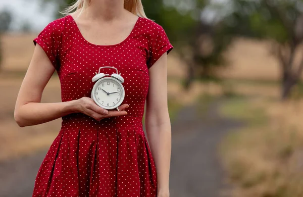 Mädchen Kleid Mit Tupfen Und Wecker Auf Landstraße — Stockfoto