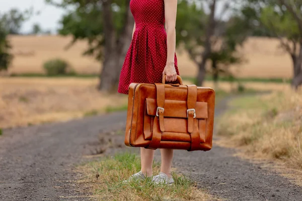 Niña Vestido Rojo Con Una Maleta Camino Rural Antes Lluvia — Foto de Stock