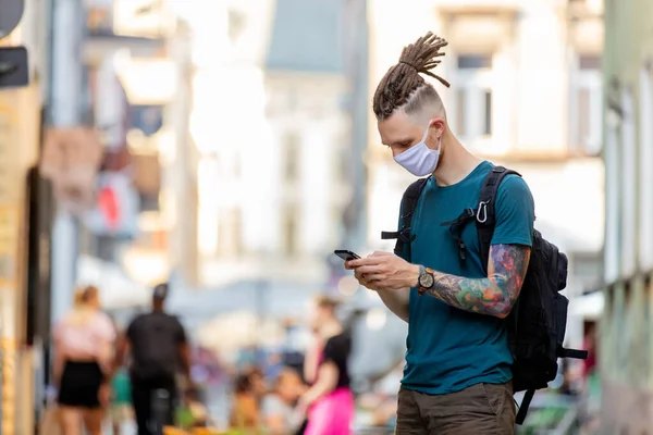 Cara Jovem Com Máscara Facial Dreadlocks Está Usando Telefone Celular — Fotografia de Stock