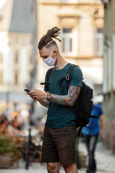 Cara Jovem Com Máscara Facial Dreadlocks Está Usando Telefone Celular — Fotografia de Stock