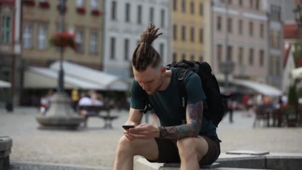 Killen Sitter Gatan Och Väntar Partner Dejt — Stockvideo