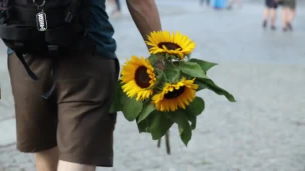 Man Met Zonnebloemen Loopt Straat Wacht Een Partner Een Date — Stockvideo