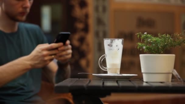 Jeune Homme Avec Téléphone Café Est Assis Table Dans Café — Video