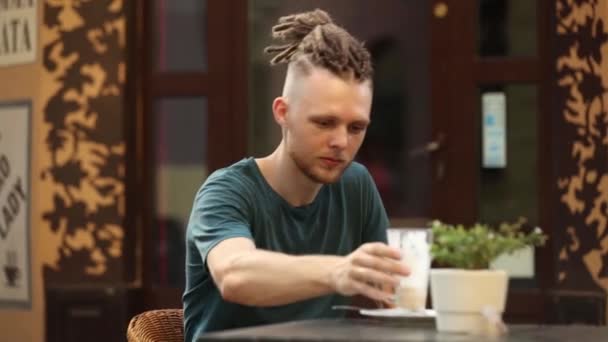 Jeune Homme Avec Téléphone Café Est Assis Table Dans Café — Video