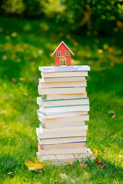 Bücherstapel Und Ein Häuschen Auf Dem Grünen Rasen Herbst — Stockfoto