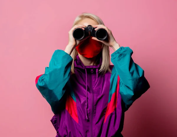 Vrouw Met Gezichtsmasker Jaren Kleding Met Verrekijker Roze Achtergrond — Stockfoto