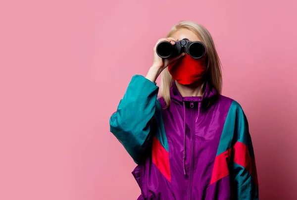 Mulher Máscara Facial Roupas Dos Anos Com Binóculos Fundo Rosa — Fotografia de Stock