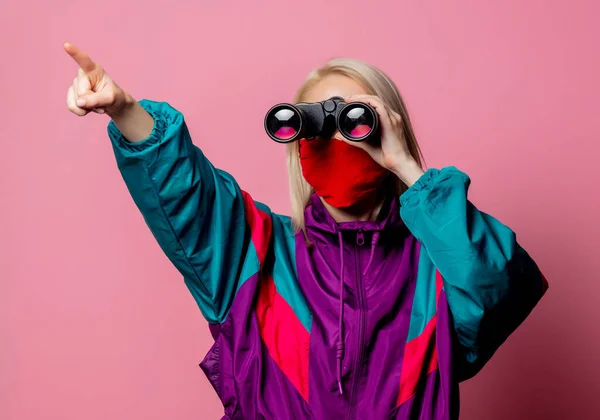 Mujer Con Máscara Facial Ropa Los Años Con Prismáticos Sobre — Foto de Stock