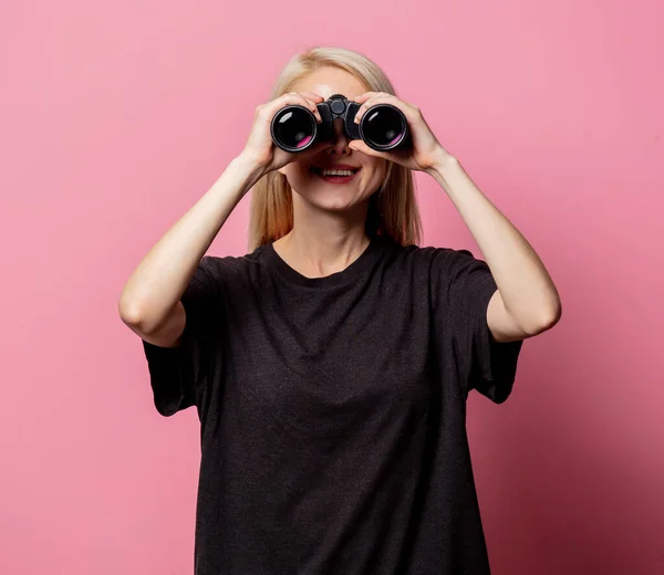 Frau Schwarzen Shirt Mit Fernglas Auf Rosa Hintergrund — Stockfoto