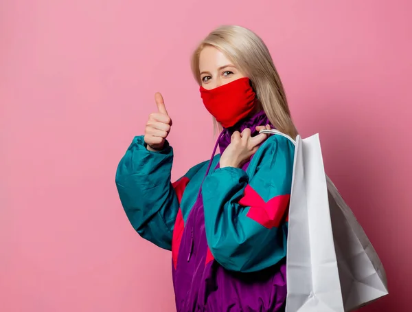 Loira Roupas Dos Anos Máscara Facial Com Sacos Compras Fundo — Fotografia de Stock