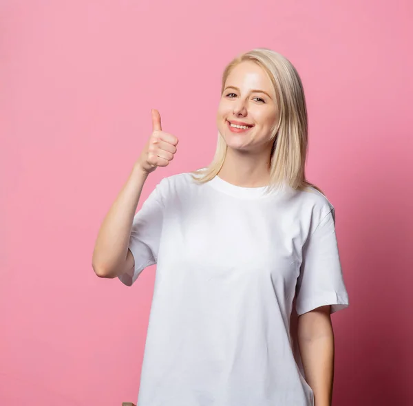 Mujer Rubia Camiseta Moch Blanca Sobre Fondo Rosa —  Fotos de Stock