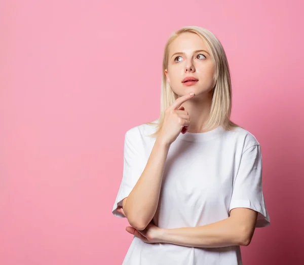 Blond Kvinna Vit Moch Shirt Rosa Bakgrund — Stockfoto