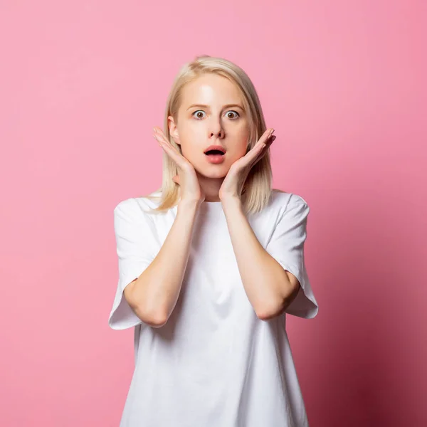 Blond Vrouw Wit Moch Tshirt Roze Achtergrond — Stockfoto