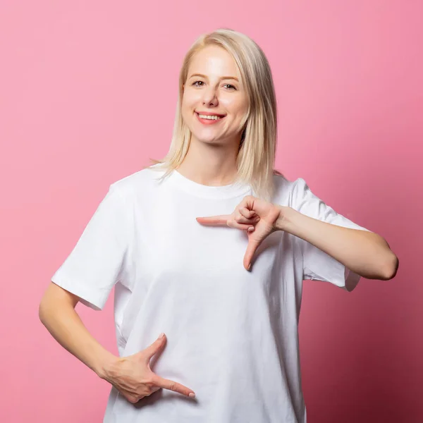 Blond Vrouw Wit Moch Tshirt Roze Achtergrond — Stockfoto