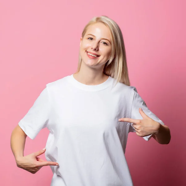 Blond Vrouw Wit Moch Tshirt Roze Achtergrond — Stockfoto