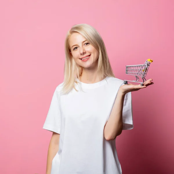 Ξανθιά Γυναίκα Λευκό Moch Tshirt Καλάθι Αγορών Ροζ Φόντο — Φωτογραφία Αρχείου
