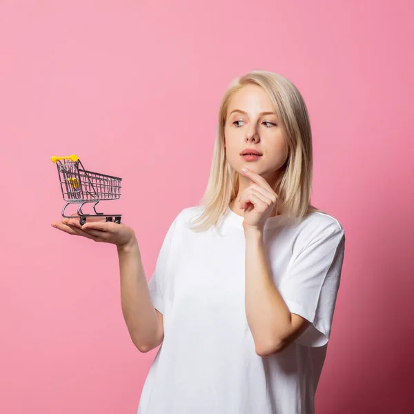 Blonde Frau Weißem Moch Tshirt Mit Einkaufswagen Auf Rosa Hintergrund — Stockfoto