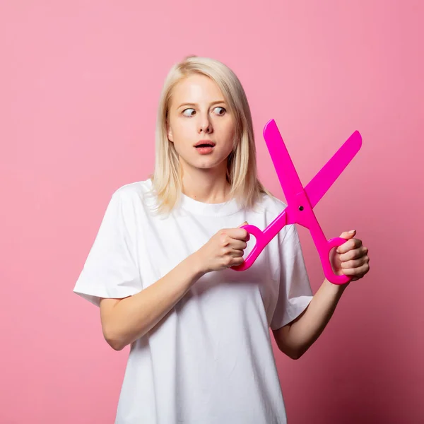 Blond Vrouw Wit Moch Tshirt Met Grote Schaar Roze Achtergrond — Stockfoto