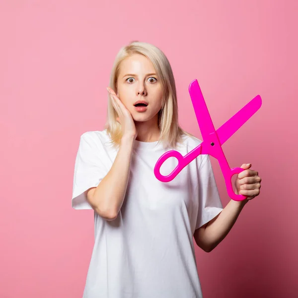 Blond Vrouw Wit Moch Tshirt Met Grote Schaar Roze Achtergrond — Stockfoto