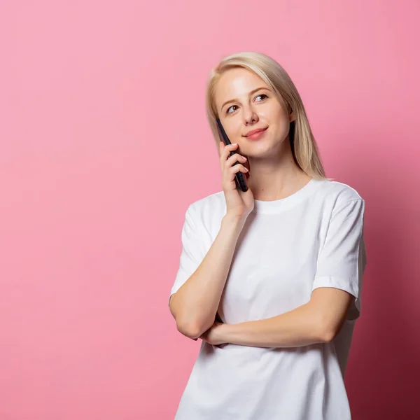 Blonde Frau Weißem Moch Shirt Mit Handy Auf Rosa Hintergrund — Stockfoto