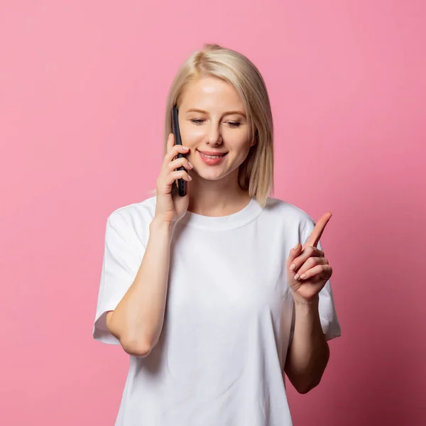 Blonde Frau Weißem Moch Shirt Mit Handy Auf Rosa Hintergrund — Stockfoto