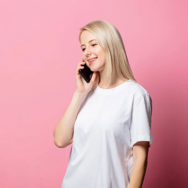 Blond Kvinna Vit Moch Shirt Med Mobiltelefon Rosa Bakgrund — Stockfoto