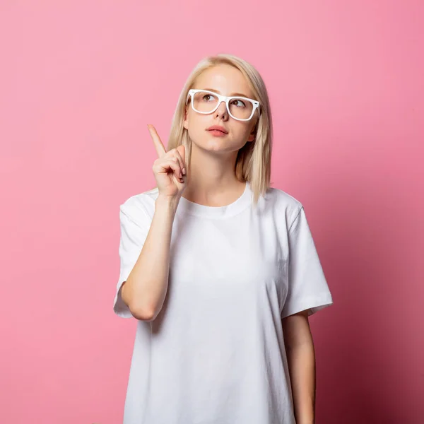 Blondynka Białej Bluzce Moch Okularach Różowym Tle — Zdjęcie stockowe