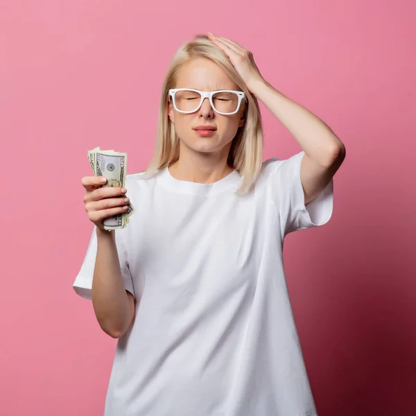 Blond Vrouw Wit Moch Tshirt Bril Met Geld Roze Achtergrond — Stockfoto