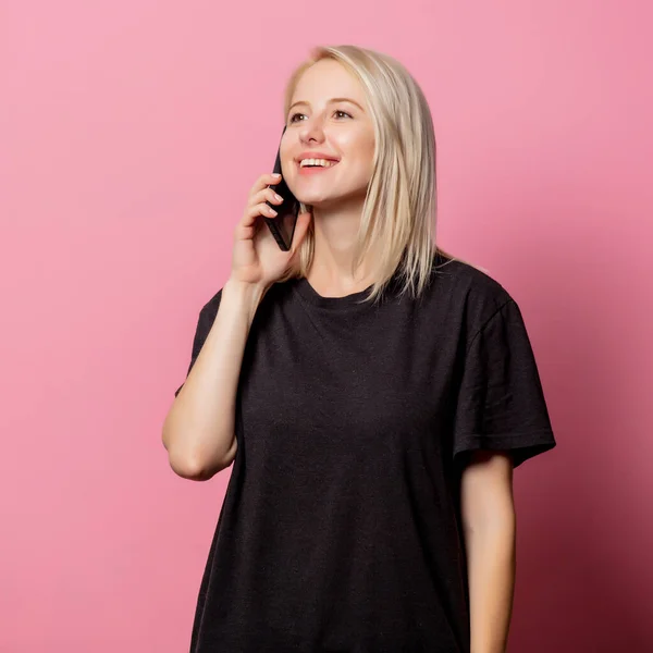 Блондинка Чорній Сорочці Мобільний Телефон Рожевому Фоні — стокове фото