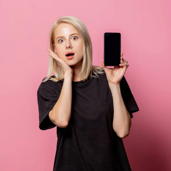 Blondynka Czarnej Bluzce Moch Telefon Komórkowy Różowym Tle — Zdjęcie stockowe