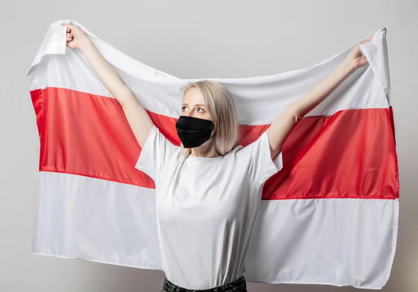 Beyaz Arka Planda Ulusal Beyaz Rusya Bayrağı Olan Maskeli Kadın — Stok fotoğraf