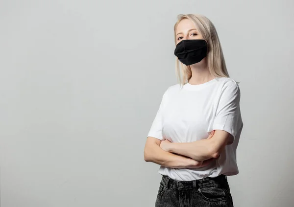 Donna Shirt Bianca Maschera Nera Sfondo Bianco — Foto Stock