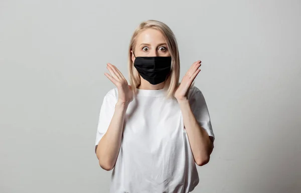 Mujer Camiseta Blanca Mascarilla Negra Sobre Fondo Blanco — Foto de Stock