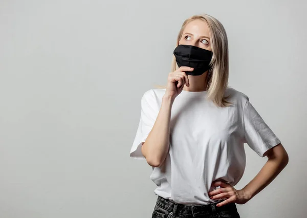 Frau Weißem Shirt Und Schwarzer Gesichtsmaske Auf Weißem Hintergrund — Stockfoto