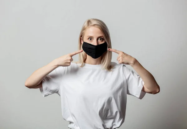 Mulher Shirt Branca Máscara Preta Fundo Branco — Fotografia de Stock