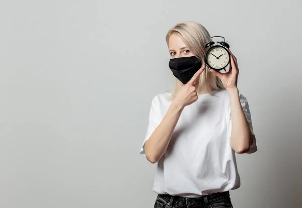 Mulher Shirt Branca Máscara Facial Preta Com Despertador Fundo Branco — Fotografia de Stock