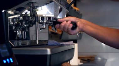 Barista kahve makinesinde kahve hazırlıyor.