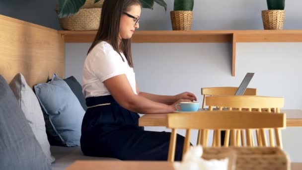 Freelance Γυναίκα Εργάζεται Ένα Φορητό Υπολογιστή Ένα Καφέ — Αρχείο Βίντεο
