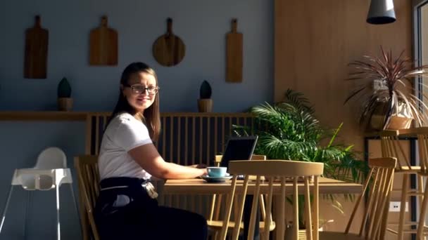 Volné Noze Žena Pracuje Notebookem Kavárně — Stock video