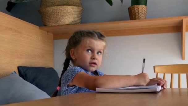 Küçük Kız Bir Kafede Defter Çiziyor — Stok video